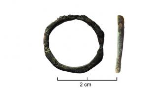 BAG-4144 - Bague octogonale
bronze
TPQ : 200 - TAQ : 400
Bague constituée d'un jonc plat, de largeur égale, simplement facetté en 8 plans lisses et réguliers, de forme rectangulaire.