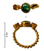 BAG-4175 - Bague à trois cabochons
or, pierre
TPQ : 300 - TAQ : 400
Bague dont le chaton se compose de trois hauts cabochons cylindriques, alignés; le jonc fortement perlé sur la face externe est soudé sous les deux cabochons extérieurs.