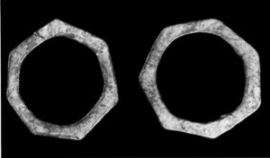 BAG-4183 - Bague heptagonale
or
TPQ : 200 - TAQ : 275
Bague constituée d'un jonc plat, de largeur égale, facetté en 7 pans lisses et réguliers, de forme losangique, parfois découpés en forme de pétales allongés sur les exemplaires les plus légers.