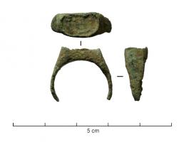 BAG-4184 - Bague à intaille
bronze
Bague à jonc fin, dont les côtés obliques se prolongent en ligne droite pour former un chaton haut, ovale et généralement étroit, enchassé d'une intaille (pierre ou verre).