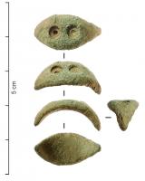 BAG-4203 - Bague à yeux, émaillée
bronze
TPQ : 100 - TAQ : 250
Bague à chaton ovale plus ou moins étiré, parfois souligné d'un filet gravé, et creusé de deux loges circulaires, pratiquées à l'aide d'un dispositif tournant, destiné à recueillir soit des billes de verre, soit de l'émail.