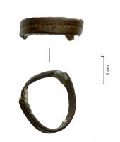 BAG-4208 - Bague
bronze
TPQ : 300 - TAQ : 1200
Bague à jonc plat assez large avec un décor incisé de pointillés au centre.