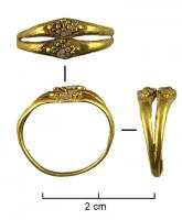 BAG-4221 - Bague
or
TPQ : 1 - TAQ : 100
Bague double à joncs fins, chatons foliacés, simplement élargis par martelage, portant un décor losangique de granulations. Entre les anneaux, fils perlés et granulations.