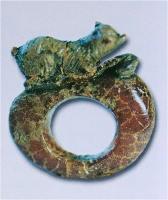 BAG-4233 - Bague en ambre : animal
ambre
TPQ : 75 - TAQ : 200
Bague en ambre dont le chaton figure un animal couché, souvent un chien ; l'anneau peut être lisse, ou orné de nodosités.