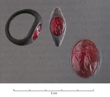 BAG-4250 - Bague à intaille
argent
TPQ : 1 - TAQ : 200
Bague à chaton ovale, creusé pour recevoir une intaille, peu élargi sur la face supérieure externe.