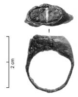 BAG-4254 - Bague à intaille
fer
Bague à jonc fin, dont les côtés obliques se prolongent en ligne droite pour former un chaton haut, ovale et généralement étroit, enchassé d'une intaille.