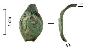 BAG-4261 - Bague à chaton gravé
bronze
TPQ : 1 - TAQ : 200
Bague à jonc plat, chaton élargi et aplati, gravé d'un buste entouré d'un liseré en grènetis.