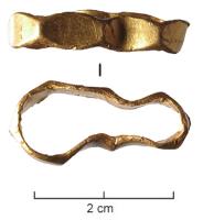 BAG-4273 - Bague octogonale
or
TPQ : 200 - TAQ : 400
Bague constituée d'un jonc plat, de largeur égale, facetté en 8 plans lisses et réguliers, de forme losangique, parfois découpés en forme de pétales allongés sur les exemplaires les plus légers.