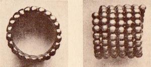 BAG-4276 - Bague hélicoïdale
or
TPQ : 200 - TAQ : 300
Anneau hélicoïdal constitué d'une longue spirale (> 2 tours), l'extérieur a l'aspect d'une suite de perles juxtaposées.