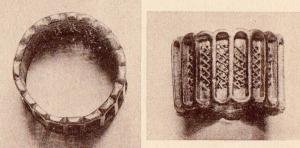 BAG-4281 - Bague
or
TPQ : 250 - TAQ : 450
Large anneau dont le corps est ajouré avec tout ou partie de caissons allongés, remplis de fils entrecroisés formant des motifs réticulés.