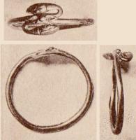 BAG-4283 - Bague serpentiforme
or
TPQ : 200 - TAQ : 300
Bague, représentant un serpent dont chaque extrémité se termine par une tête retournée vers l'arrière.