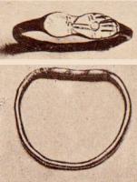 BAG-4286 - Bague in planta pedis
or
TPQ : 1 - TAQ : 300
Bague dont chaton en forme de pied obtenu par un simple écrasement de matière ; la surface est lisse ou un motif gravé en creux.