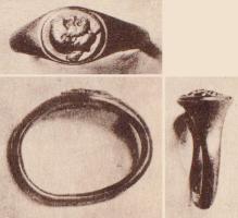 BAG-4295 - Bague à chaton gravé en camée
or
TPQ : 1 - TAQ : 200
Bague circulaire à jonc mince, renflé dans la partie supérieure qui est creusée pour recevoir un chaton en relief (camée métallique). Le profil est régulier et les transitions de volume progressives.