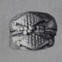 BAG-4307 - Bague
argent
TPQ : 1 - TAQ : 300
Bague double à joncs fins, chatons foliacés, simplement élargi par martelage, portant un décor de granulations disposées en losange. Entre les anneaux, fils perlés et granulations.