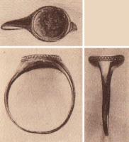 BAG-4310 - Bague à intaille, cabochon bordé de perles
or, pierre
TPQ : 1 - TAQ : 400
Bague à jonc mince, s'élargissant pour un chaton ovale destiné à une intaille. Le pourtour du cabochon s'orne d'une ligne de perles.