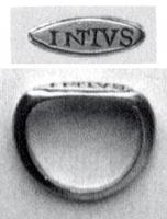 BAG-4344 - Bague inscrite
or
Bague à jonc de section semi-ovalaire, chaton plat en forme de mandorle, aussi large que l'anneau, inscrit en lettres non rétrogrades ; filet.