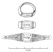 BAG-4353 - Bague inscrite
argent
TPQ : 200 - TAQ : 300
Bague à jonc plat, mince, chaton nettement élargi portant une inscription incisée, encadrée d'étoiles et de palmes.