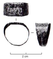 BAG-4365 - Bague inscrite
bronze
Bague constituée d'un anneau rubanné, élargi au sommet pour former un chaton quadrangulaire, gravé et/ou inscrit (lettres non rétrogrades) : maximes épicuriennes ou vœux de bonheur, dédicaces aux dieux ou invocations amoureuses.