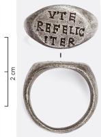 BAG-4411 - Bague inscrite
argent
TPQ : 1 - TAQ : 200
Bague à jonc étroit, interrompu par un large chaton, plat et ovale, débordant, montrant dans un champ lisse une inscription gravée en lettres non rétrogrades.