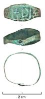 BAG-5004 - Bague en tôle rivetéebronzeTPQ : 600 - TAQ : 700Bague formée d'une bande de tôle de bronze, rivetée sous l'anneau ; le chaton ovale a été obtenu par découpe ou martelage, et porte un décor incisé dans un cartouche (lettres, monogramme, ou encore un animal) ; le décor se prolonge de part et d'autre du cartouche (palmes, animaux fantastiques...). 