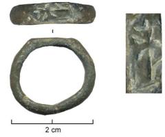 BAG-5007 - Bague à chaton gravébronzeTPQ : 550 - TAQ : 700Bague formée d'un jonc de forte section, aplati au niveau du chaton gravé. 