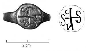 BAG-5013 - Bague à chaton circulaire et monogrammeorTPQ : 600 - TAQ : 700Bague formée d'un jonc aplati surmonté d'un chaton circulaire plat et surélevé, portant un monogramme incisé (nom du propriétaire).