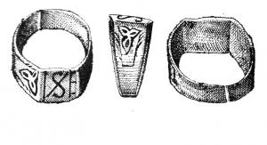 BAG-5016 - Bague à monogrammeargentTPQ : 600 - TAQ : 700Bague à chaton rectangulaire, inscrit d'un monogramme. Le jonc plat, s'élargit progressivement pour atteindre sa largeur. Un décor (végétal ?) est incisé sur les épaulements.