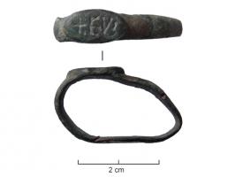 BAG-5018 - Bague à chaton ovale inscritbronzeTPQ : 450 - TAQ : 600Bague à jonc large, lisse et régulier parfois orné d'incisions autour du chaton, qui est ovale et bien délimité, en léger relief, portant une inscription en lettres creuses mais non rétrogrades.