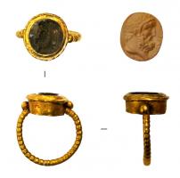 BAG-5033 - Bague à intailleor, pierreTPQ : 550 - TAQ : 750Bague à jonc filiforme, annelé, interrompu par un gros chaton cylindrique accueillant une intaille. De part et d'autres, globules.