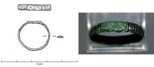 BAG-5043 - BaguebronzeTPQ : 400 - TAQ : 600Bague à jonc totalement ou partiellement décoré de chevrons incisés et à chaton rapporté à décor simple (incisions, lignes de points...).