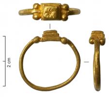 BAG-5044 - Bague à gradinsorTPQ : 550 - TAQ : 700Bague à jonc lisse, de section ronde; chaton de forme carrée, surélevé en gradins, et gravé d'un motif incisé; de part et d'autre du chaton, deux globules rapportés marquent épaulent le début de l'anneau.