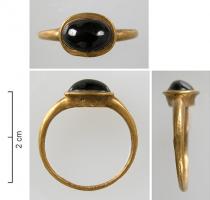 BAG-5061 - Bague à cabochon dans un bandeauor, pierreTPQ : 450 - TAQ : 600Bague à jonc étroit, chaton coulé en même temps accueillant une pierre ou une intaille souvent bombée, encadrée d'un bandeau lisse.