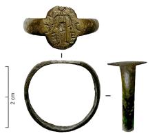 BAG-5082 - Bague à chaton gravébronzeTPQ : 600 - TAQ : 900Bague à jonc plat, légèrement arrondi vers l'extérieur ; chaton plat et ovale, transversal, gravé d'un décor figuré : personnage schématique.