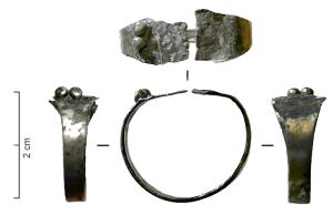 BAG-5087 - Bague à cabochon rapportéargentTPQ : 600 - TAQ : 900Bague à jonc plat (rubanné), ouvert au sommet et maintenu par un cabochon rapporté, fixé par brasure et généralement épaulé par des groupes de granulations.