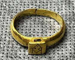 BAG-5088 - Bague de type Brancaster, monogrammeorTPQ : 350 - TAQ : 750Bague à jonc plat, bombé sur l'extérieur, extrémités ouvertes superposées à l'opposé du chaton, carré et nettement surélevé, gravé d'un monogramme.