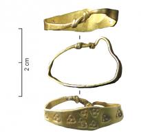 BAG-6001 - Bague VikingorTPQ : 875 - TAQ : 950Bague en feuille mince, constituée d'une feuille aplatie, aux extrémités nouées; anneau très élargi du côté externe, recouvert de multiples empreintes d'un poinçon géométrique, généralement trois points dans un cartouche trangulaire.