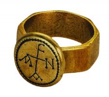 BAG-6005 - Bague à monogrammeorTPQ : 1100 - TAQ : 1200Bague à jonc plat, facetté en octogone, et pourvu d'un chaton circulaire gravé d'un monogramme (lettres non inversées).