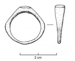 BAG-7010 - BaguebronzeTPQ : 1150 - TAQ : 1500Bague dont le chaton (une petite pierre montée) est formé par le prolongement rectiligne des côtés.