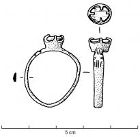 BAG-7015 - Bague à cabochonbronzeTPQ : 1250 - TAQ : 1400Bague en bronze étamé ; le chaton surélevé retient, à l'aide de griffes, un cabochon en verre.
