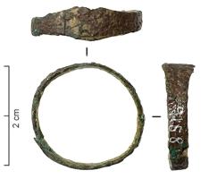 BAG-7021 - Bague rubanée à chaton losangiqueargentTPQ : 1200 - TAQ : 1375Bague à jonc plat, ouvert et riveté à l'arrière. Le décor consiste en un losange rempli de motifs géométriques estampés ou incisés.