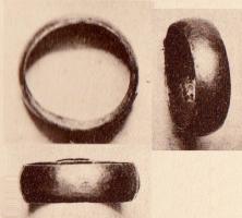 BAG-7024 - Anneau simple (alliance)orTPQ : 1250 - TAQ : 2000Simple anneau large, à section plate à peine bombée, plus large qu'épais.