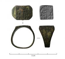 BAG-9057 - Bague armoriéebronzeTPQ : 1400 - TAQ : 1600Bague à chaton plat, circulaire, ovale ou rectangulaire, occupé par la reproduction d'armoiries (bague-sceau) éventuellement accompagnées d'une légende, en lettres rétrogrades sur la bague.