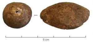 BAL-2002 - Balle de fronde
plomb
Balle de fronde généralement coulée, de forme symétrique, les extrémités pointues parfois matées : forme de noyau d'olive. La surface de la balle peut être constituée de facettes suggérant une fabrication martelée.