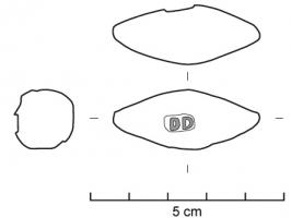 BAL-3026 - Balle de fronde : DD
plomb
Balle de fronde coulée dans un moule, inscription en relief  dans un cartouche: DD (decreto decurionum...?)
