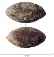 BAL-3030 - Balle de fronde : scorpion [[PARWIDA]]plombBalle de fronde coulée, de forme régulière et de taille réduite, comportant deux motifs moulés en léger relief : sur une face, scorpion à droite ; sur l'autre, en lettres grecques : [[PARWIDA]].