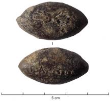 BAL-3031 - Balle de fronde : foudre [[PARWIDA]]plombBalle de fronde coulée, de forme régulière et de taille réduite, comportant deux motifs moulés en léger relief : sur une face, foudre ; sur l'autre, en lettres grecques : [[PARWIDA]].