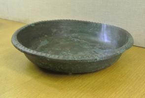 BAS-2002 - Bassin à rebord perlé (1 rangée de perles)
bronze
Bassin plat, plus ou moins profond, à fond plat ou convexe, martelé, avec un bord déversé orné d'une seule ligne continue de bossettes exécutées au repoussé.