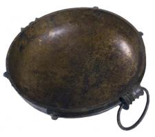 BAS-2005 - Bassin à deux anses
bronze
Bassin hémisphérique, à bord droit et lèvre aplatie, pourvu d'une paire d'anses symétriques ; chaque anse joue librement sur une applique côtelée, accostée de deux longues tiges épousant le bord et terminées par des boutons.