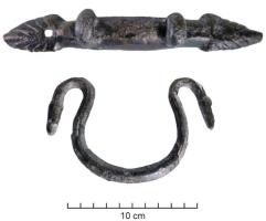 BAS-2006 - Bassin à anse mobile
bronze
Bassin à anse mobile constitué d'une grande applique à deux bélières, extrémités en forme de feuilles, rivetées sur le bord ; anse mobile en oméga, aux extrémités mourées, jouant librement sur ces bélières.