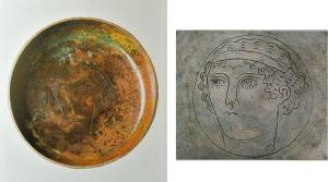 BAS-3008 - Bassin à fond incisé
bronze
Bassin à fond plat, bord oblique et peu élevé; le fond du bassin a reçu un décor incisé dans le style des miroirs étrusques : visage féminin dans un médaillon.